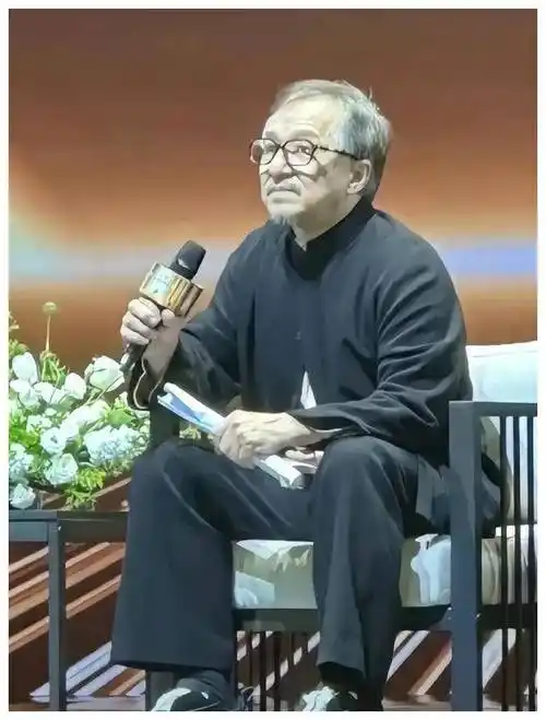 成龙近照曝光70岁风采尽显引发关注