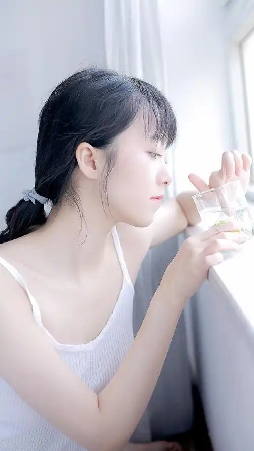 居家吊带美女手机壁纸