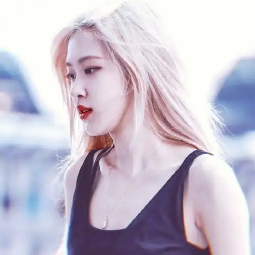 cr:falling_inrose 朴彩英rosie头像