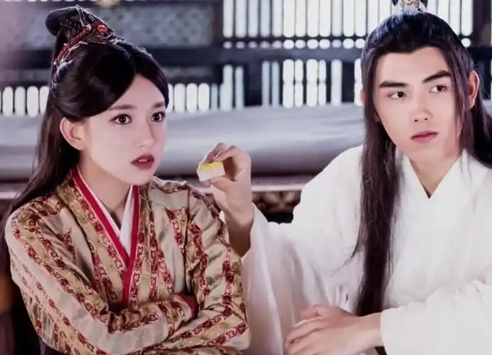 陈飞宇与程潇在拍摄《天醒之路》时,刚抱着程潇一会便气喘吁吁,甚至