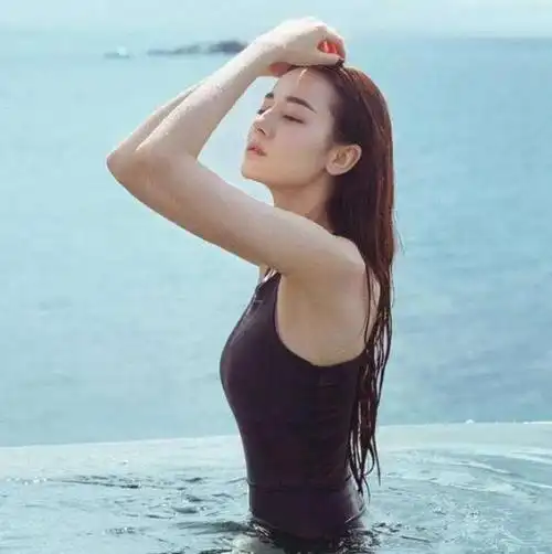 欧阳娜娜身着泳装大尺度照片现身热搜雪白酥胸一览无余