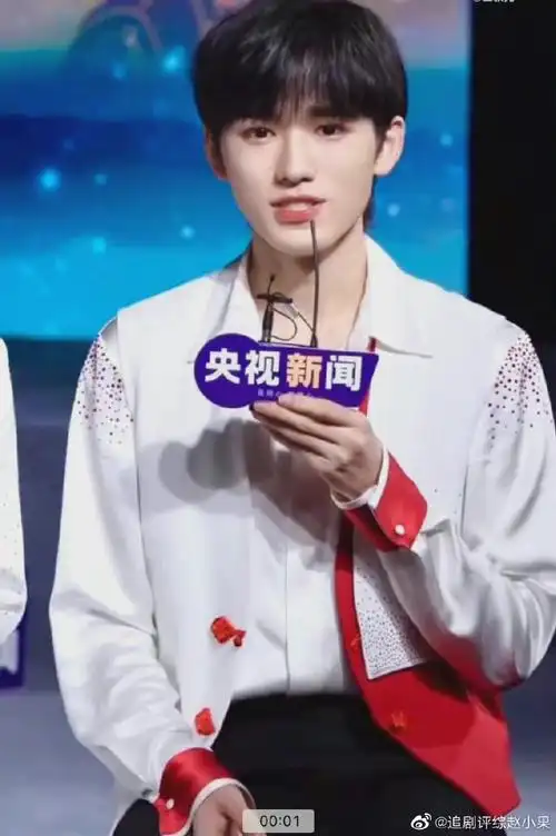 宋亚轩央视中秋晚会采访镜头##时代少年团用家乡话送中秋祝福