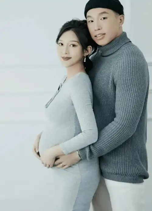 烧饼配词称,"母子平安",还艾特了媳妇,坦言"老婆辛苦了".