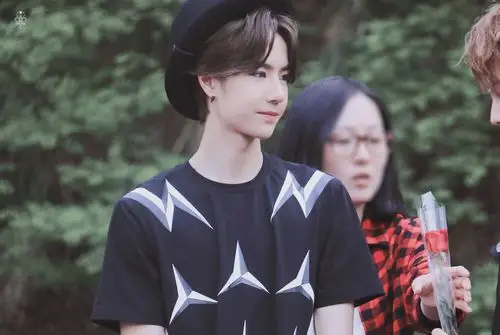 山河星月都是我给你的礼物」 @uniq-王一博(韩国打歌时期造型 奶呼呼