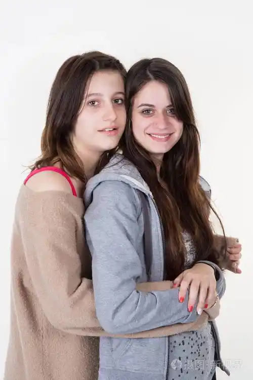 两个女孩相爱拥抱同性恋或姐妹