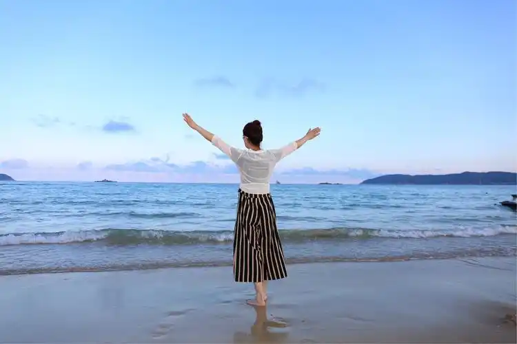 眺望大海的美女