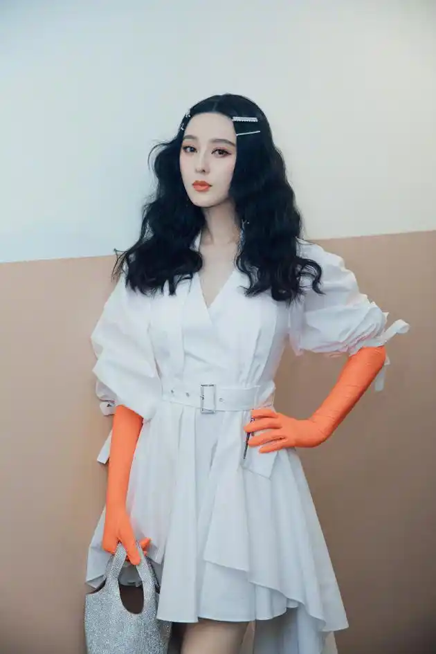 范冰冰秀场橘色手套抢镜 自侃看完秀就洗碗超有梗