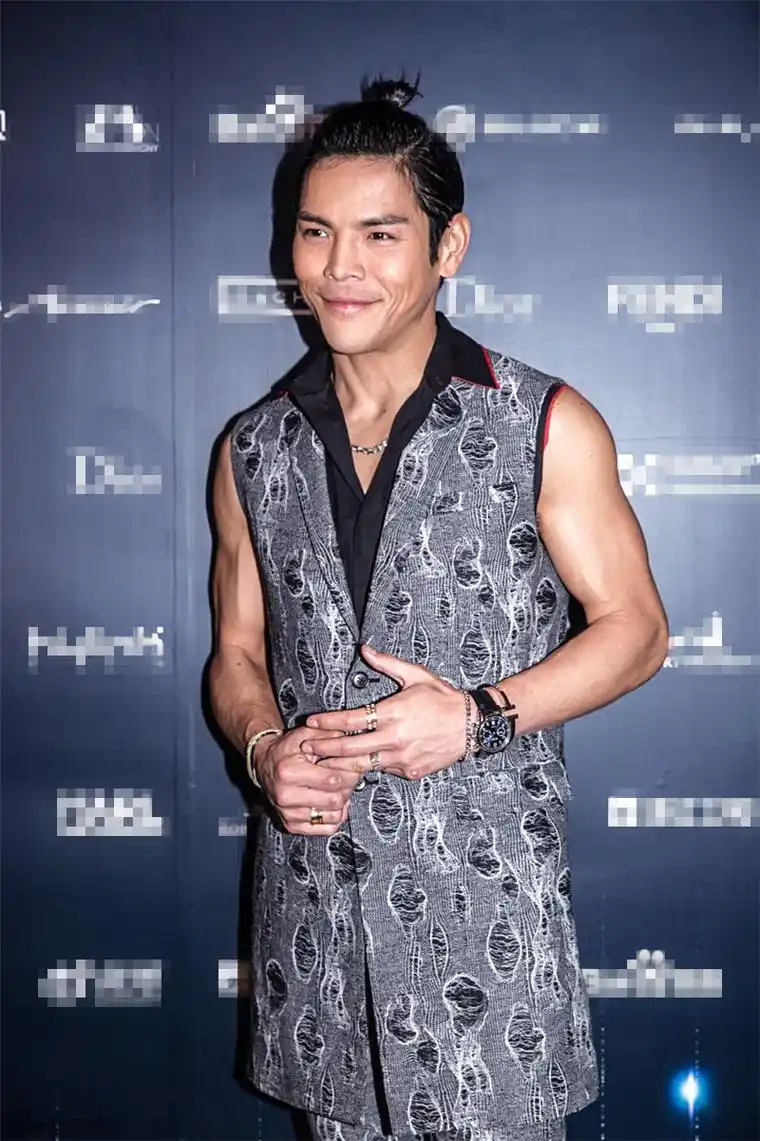 向佐亮相时尚盛典肌肉撩人_高清图集_新浪网