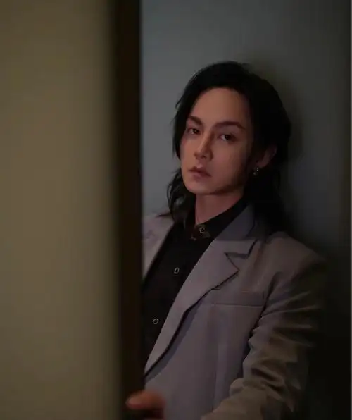 尹正虽然是以喜剧出名的,不过颜值还是在线的75中长发的他有种日系