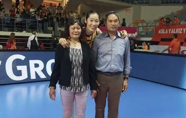 中国女排的骄傲!朱婷夺冠带爸妈登上领奖台,3年留洋6个mvp