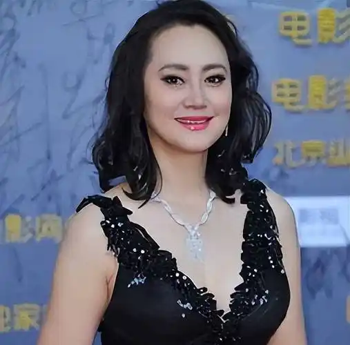 大宋佳:丈夫患病带女儿离开,转身赴美国嫁地产大亨,现状如何?