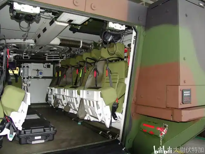 "皮兰哈"Ⅴ轮式装甲车载员舱一瞥