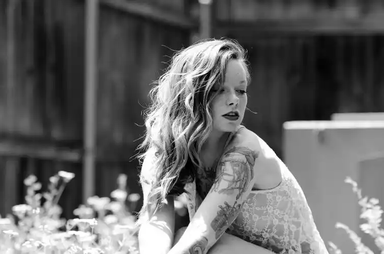 人物美女模特哈蒂沃森纹身女孩长发看着别处雀斑艺术设计单色服装蕾丝