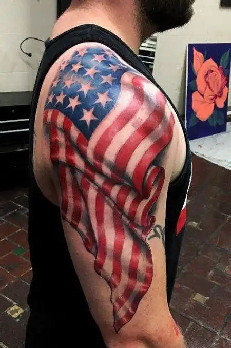 大臂飘扬的美国国旗纹身图案