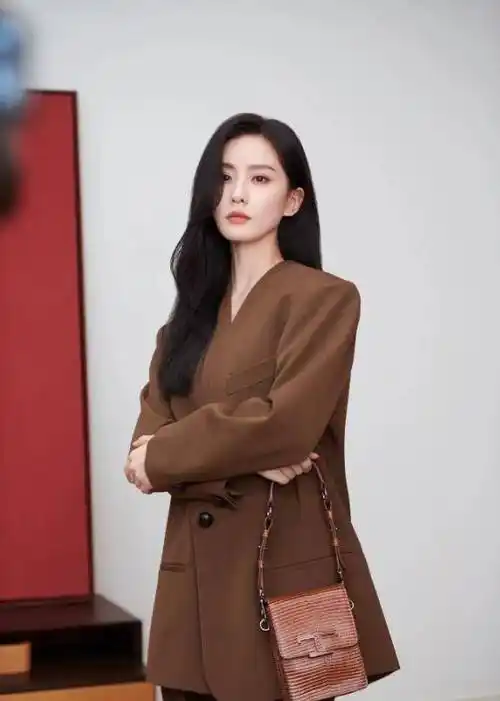 美拉德穿搭好红!半个娱乐圈的女明星都在穿,小个子也能穿出野性