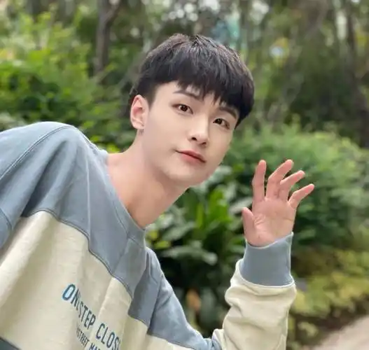 男生最不想剪露出额头的发型了,特别是学生党,感觉露额发型显得时尚