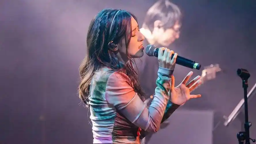 lara梁心颐来者何人巡演杭沪连开 经典情歌爆棚热唱