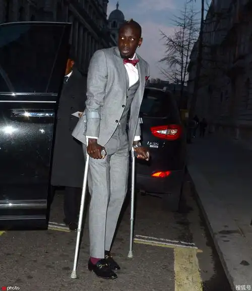 一瘸一拐!萨科拄双拐现身晚宴 紧皱双眉心事重重