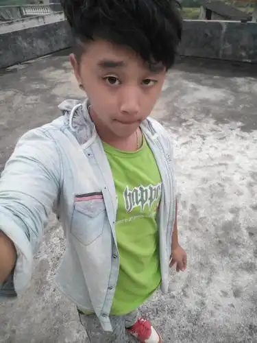 女生半剃头照片 昨天把鬓角剃了感觉不是很满意想把后脑勺也剃了 以前