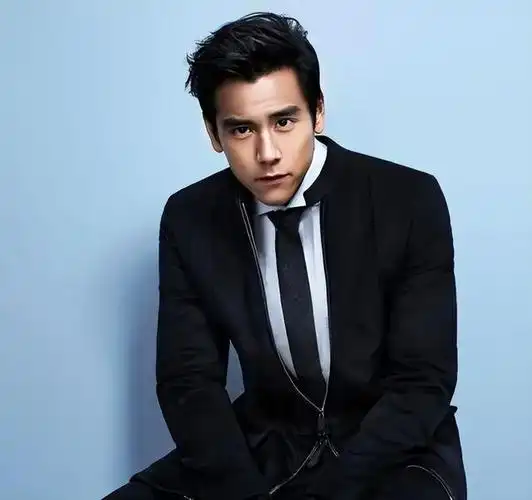 彭于晏照镜子自拍图片(疫情后靠邋遢形象翻红)(29)