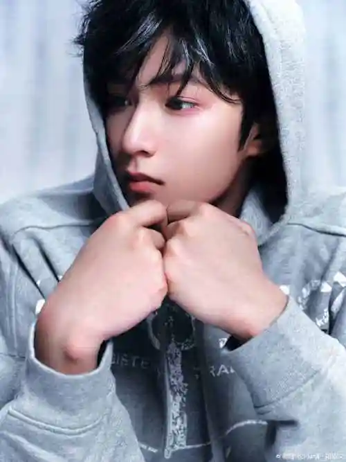 裹挟在重庆的热浪里吹遍一整个山城 "    @时代少年团-刘耀文