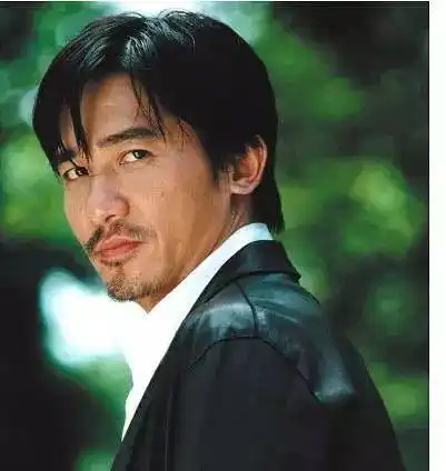 《无间道》想必众位看官都是跪着舔屏看完的,梁朝伟饰演的陈永仁堪称