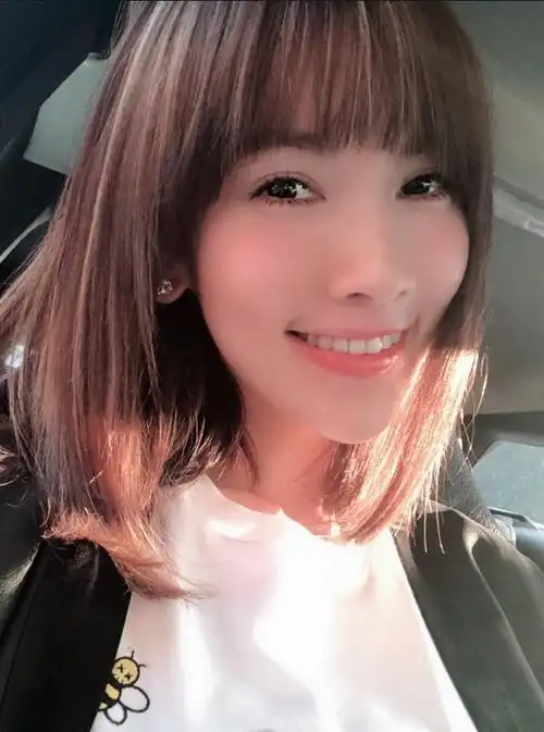 陈若仪晒10年前旧照林志颖抱着刚出生的小kimi画面十分温馨