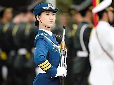 三军仪仗队女兵中队中队长程诚.