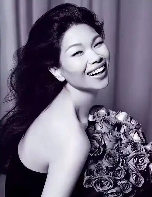 国际超模吕燕,长相不佳却能嫁入法国豪门,混血儿子颜值超高_人生_事业