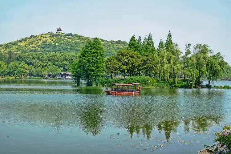 春天,是一个绿色的世界.一个充满芬芳的世界.