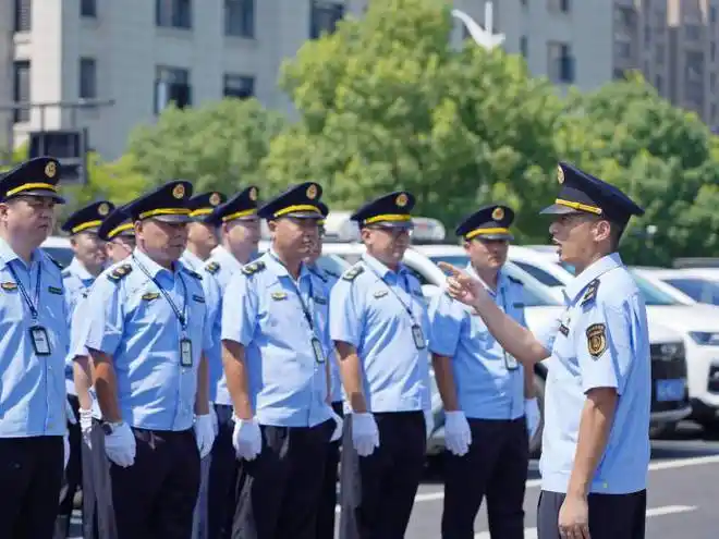杭州余杭大综合一体化行政执法改革有了新进展制服和车辆换新装