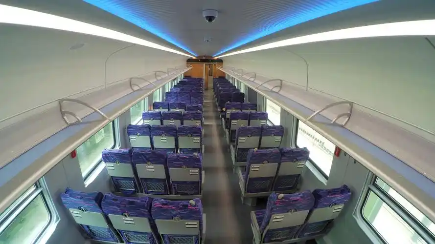 新型绿巨人复兴号动车组4日上线西南铁路