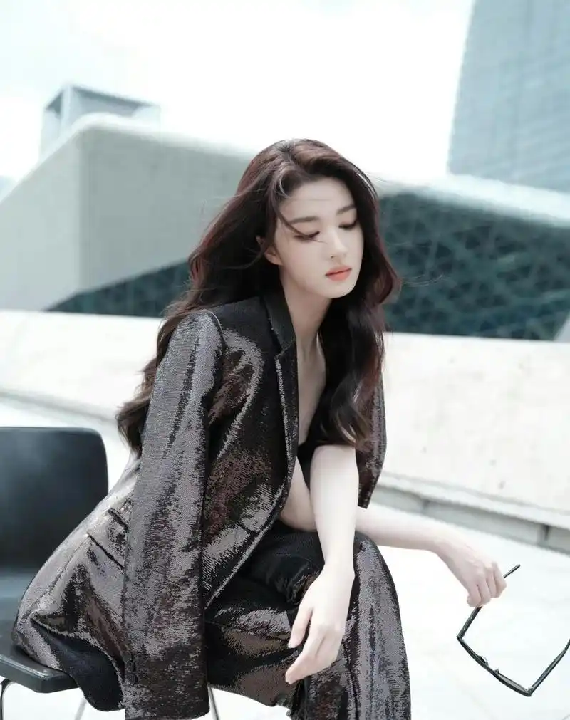王楚然亮片西装造型, 再搭配着披肩发能感受到一种优雅,而且又会有一