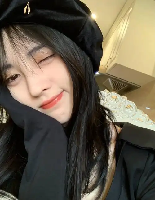 鞠婧祎晒自拍wink甜美 穿紫色短上衣露迷人腰线