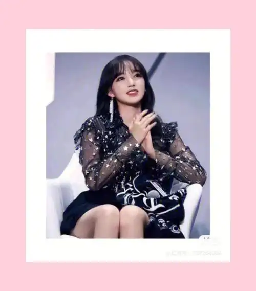 她的粉丝名叫潇蜜,她的应援口号是:路程漫长,与潇同行程潇应援色程一