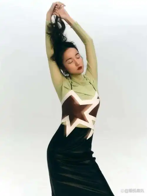 近日,一组吕一《二三生·誌 one in all 》 写真释出,照片中吕一热烈