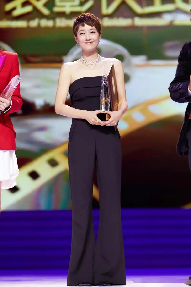 马伊琍参加第32届中国电影金鸡奖提名表彰仪式凭借《找到你》孙芳一角