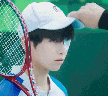 特别是近期的《奋斗吧,少年》开播,里面的彭昱畅又瘦了一圈.