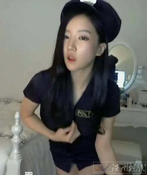 韩国美女主播朴妮唛扮女警朴妮唛看起来不像女主播那视频哎哟13