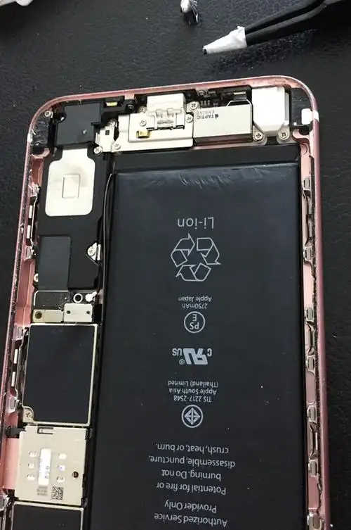 第一次换苹果手机6splus电池有惊险一度认为变成死苹果了新补充电池