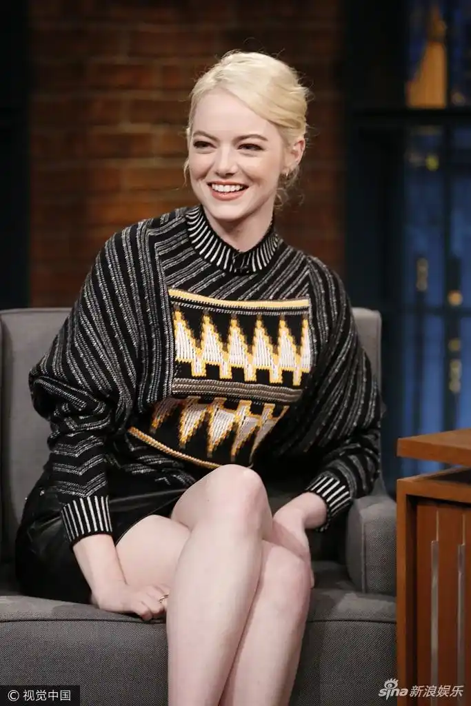 组图:石头姐优雅翘腿笑靥如花 说话比手势表情生动俏