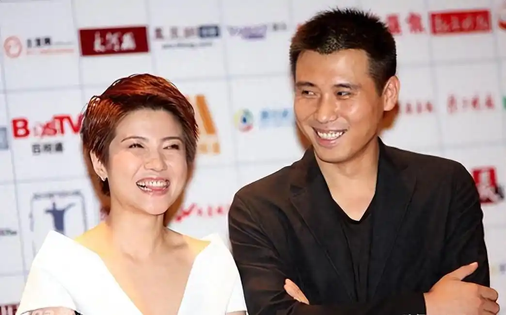 李乃文多年默默无闻,49岁迎娶妻子后,夫妻情深