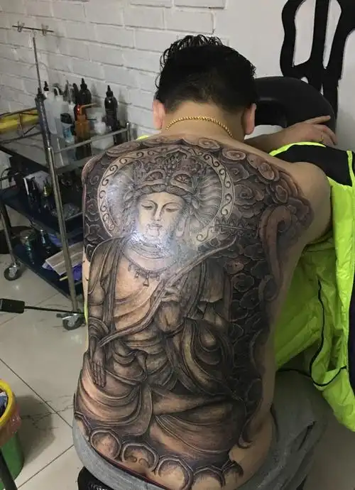 爱挑战的男士满背佛像纹身图案2