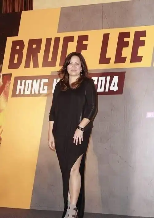 气质真不一般|西装|开叉|穿搭|编剧|连衣裙|李香凝|电影导演_网易订阅