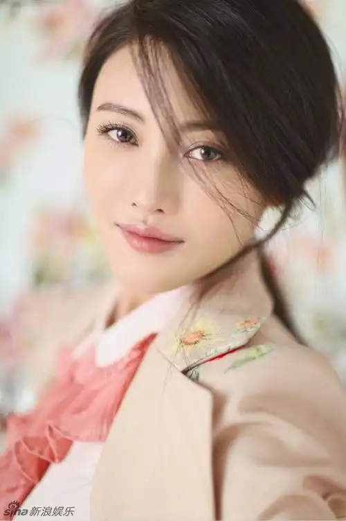 列表查看 大图 全屏观看 1 / 7 新浪娱乐讯 新锐女演员管乐日前曝光一