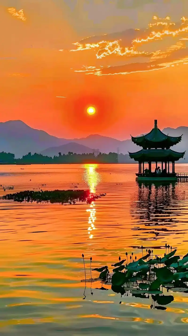 西湖晚霞.#唯有风景解千愁 #夏日赏荷正当时 #落日余晖映晚 - 抖音