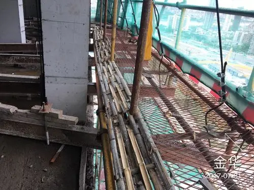 3#楼22层悬挑架内封闭设置到位.