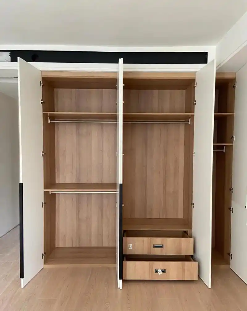 图二:主卧衣柜柜体; 图三:鞋柜; 图四:鞋柜内里分区; 图五:抽拉式挂