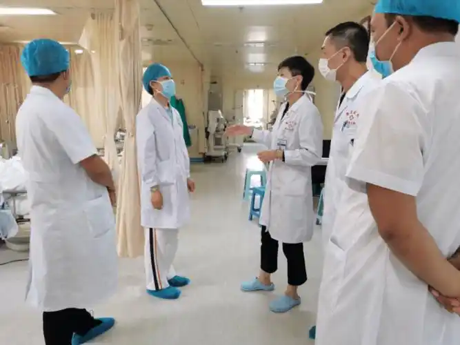 副主任杨方教授给学员们介绍神经内科重症监护室特色.