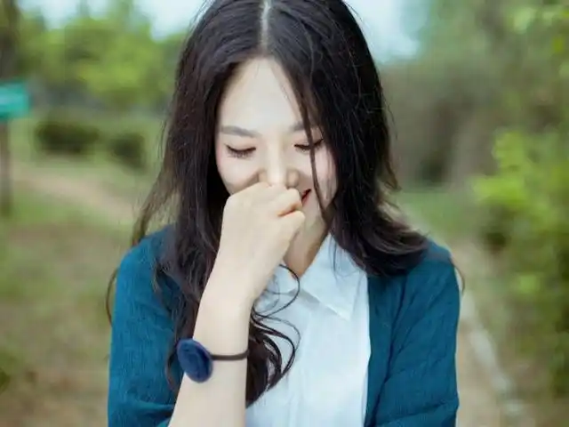 低头浅笑,爱情的模样